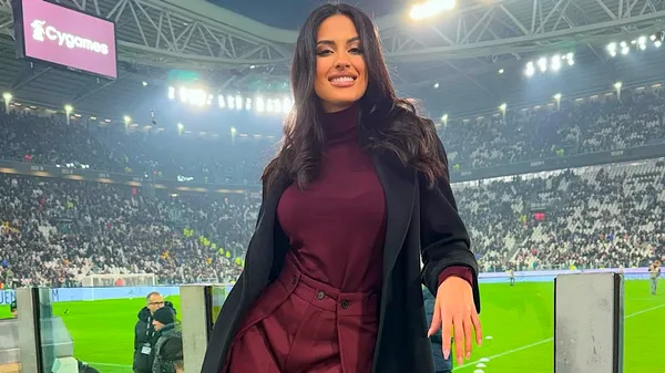 Різдвяна вечеря найсексуальнішої журналістки Італії: розкішний образ і святкова атмосфера