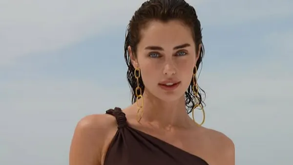 Неймовірна кохана зірки Формули-1 похвалилася ідеальною фігурою в елегантній сукні – грація вражає