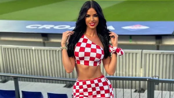 Страстная фанатка футбола показала дерзкую позу и пышную фигуру: минимум одежды – максимум откровенности