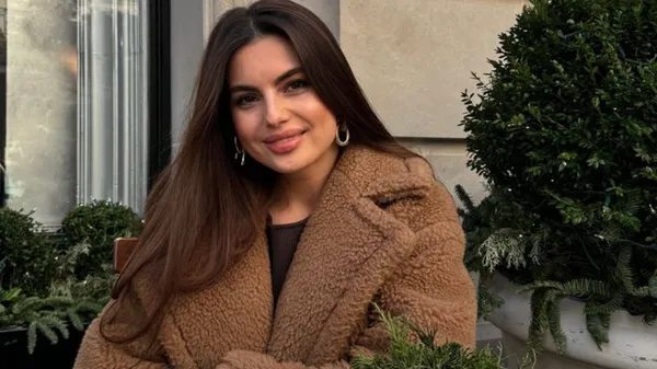 Дружина Калітвінцева у стильній сукні похизувалася фігурою – її посмішка закохує