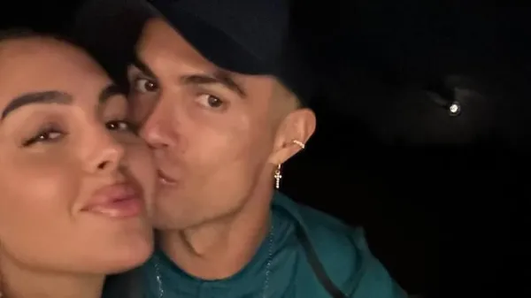 Лук Джорджины в стиле 90-х покоряет сеть: роскошная пассия Роналду собрала более миллиона лайков