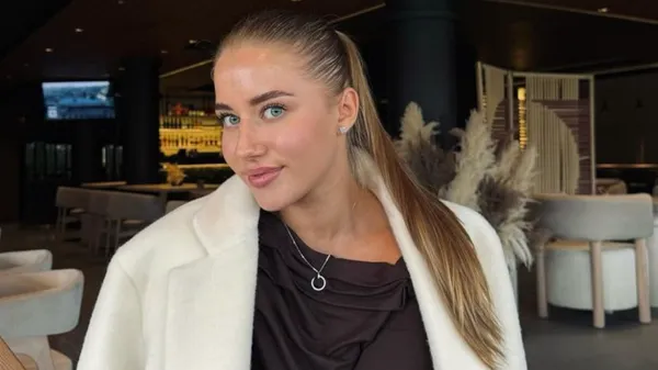 Кохана Судакова поділилась ніжним фото – футболіст у захваті і не може відвести погляду