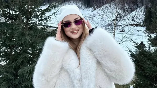 Улюблениця Сича підкорила мережу розкішним життям – попозувала в авто та вабить