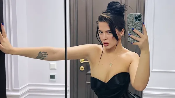 Крихітні стрінги та розкішний горіх: дівчина нападника Динамо у спокусливій позі біля авто