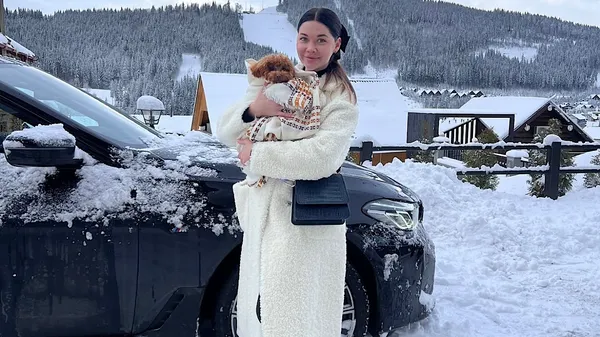 Избранница Демченко в одном лишь халате позирует на фоне заснеженных Карпат – вау