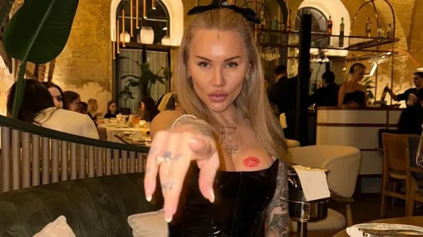 Морозюк вразила появою з коробки та похизувалася пишним бюстом – її тіло фантастичне