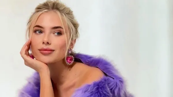 Грайлива білявка: Савіна зачарувала фігурою у сміливій сукні та показала пишне декольте – шик