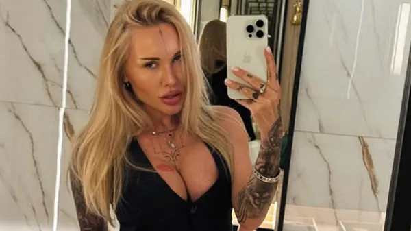 Епатажна Морозюк попозувала на підборах і в розкішному вбранні: вино, драбина і небезпечна спокуса