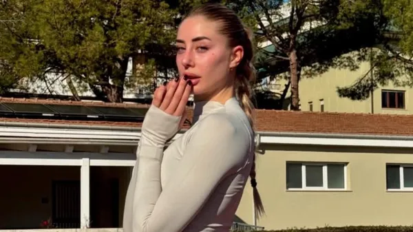 Довгонога італійська бігунка відверто попозувала в крихітній спідниці – фани засипали компліментами