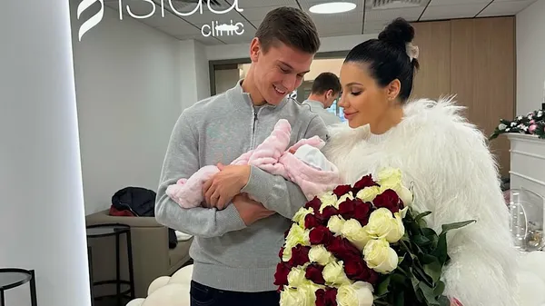 "Новий сенс життя": Янаков зустрів дружину і доньку з пологового будинку