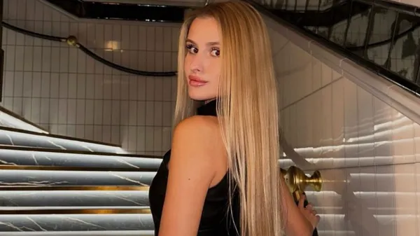 Розкута ведуча Руху манить довгими ніжками в спокусливій сукні – фани божеволіють