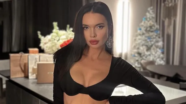 Зима за вікном – а колишня Кравця розжарює літнім контентом: палка, оголена та пристрасна