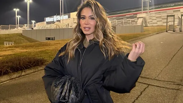 Гаряча футбольна ведуча зухвало оголила низ на матчі дня – приворожила Піке прямо на стадіоні