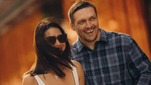 Усик здобув перемогу і більше 100 мільйонів доларів – кохана підтримувала його палкими обіймами