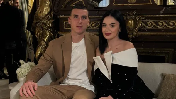 Дружина Луніна поділилася святковим фото – ялинка, подарунки і малесенький син