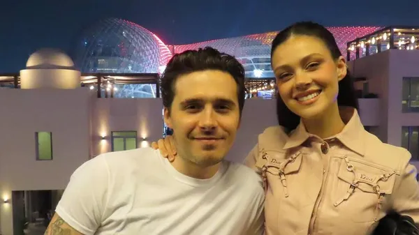 Син Бекхема розважається в пустелі Абу-Дабі з ефектною дружиною: верблюди та багі – все для акторки