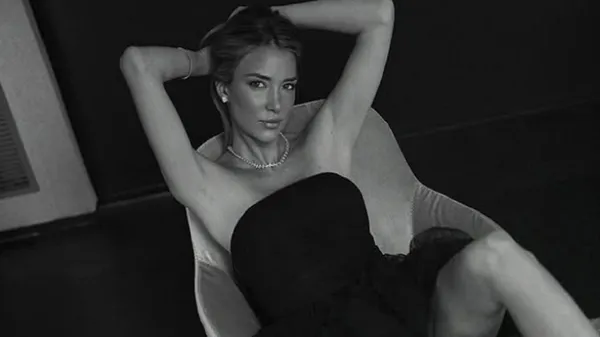 Елегантна колишня муза капітана збірної Іспанії захопила красивою фігурою у сукні – вогняні фото