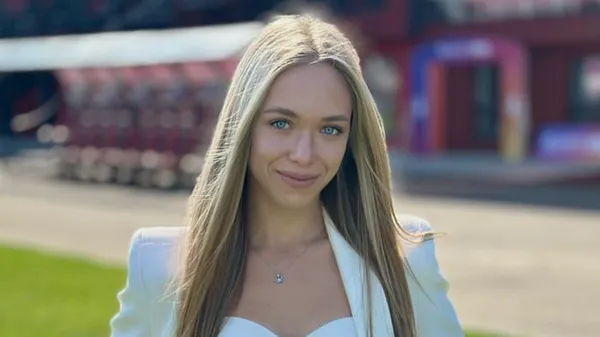 Розкута ведуча Вереса показала струнке тіло в обтислому вбранні – яскраві знимки