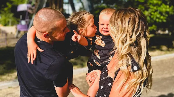 "Чем пахнет? Бабками!": Корниенко пачкой денег повеселил любимую – заразный смех и крутая реакция