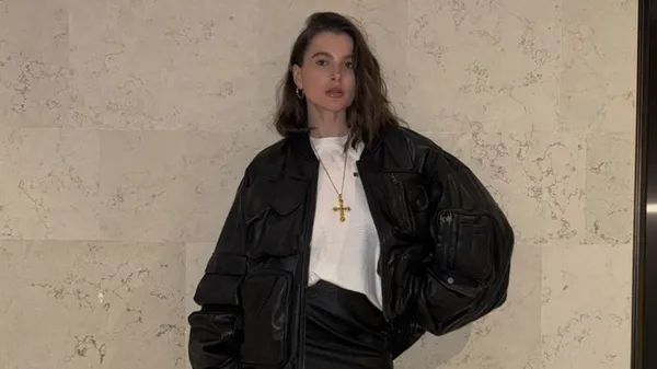 Дружина гравця Динамо блиснула сміливою сукнею – оголила ніжки та зваблює ними