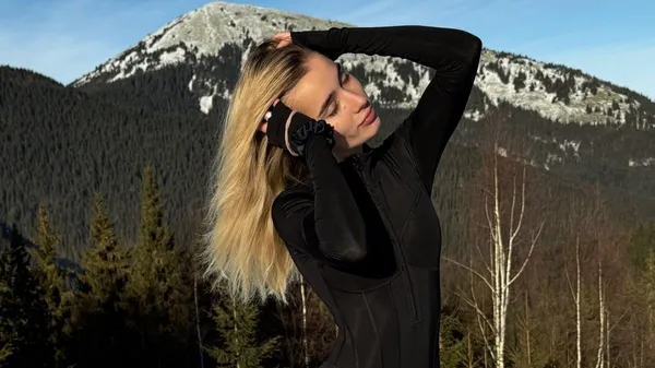 Каратистка-чемпіонка оголила сідниці на морозі – заграє з топ-ловеласом українського футболу