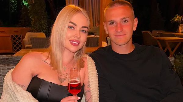 Екс-хавбек Олександрії та його кохана підігріли мережу романтичною близькістю в Мерседесі 😱