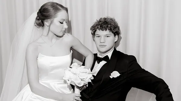 "Найцінніше поряд": чарівні кадри кохання від Малиша та його любки – "смачно" цілуються