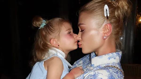 Східні мотиви та сімейна гармонія: Конопля з дочкою в казкових образах