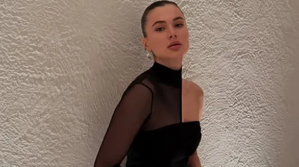 Партнерка зірки Динамо підкреслила досконале тіло брендовим нарядом – шикарна до непристойності