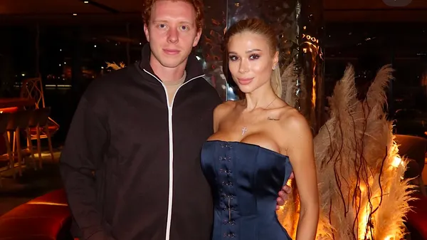 Игривая Конопля: блондинка выпятила пышные персы и прикусила губу