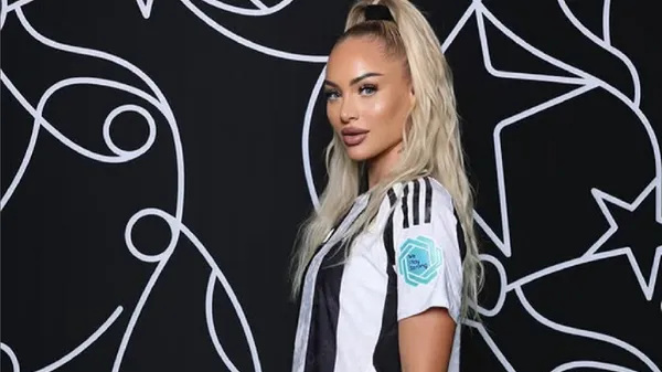 Самая сексуальная футболистка в купальнике провоцирует изгибами на Мальдивах – жаркие кадры