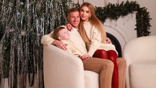 Новогодний шедевр: семейная фотосессия Лучкевича в красных тонах