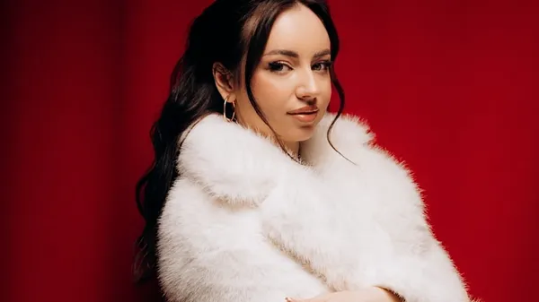 Колготки, шуба и обольстительный взгляд: жена Сарапия вне конкуренции