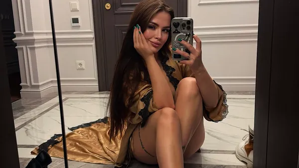 Спокусливий зад на камеру: кохана зірки Динамо зваблює у прозорому комплекті й панчохах