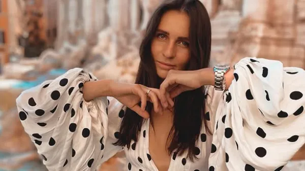 Нереальна муза Безуса закохує нев'янучою красою у гламурному образі total black – екзотичні фото