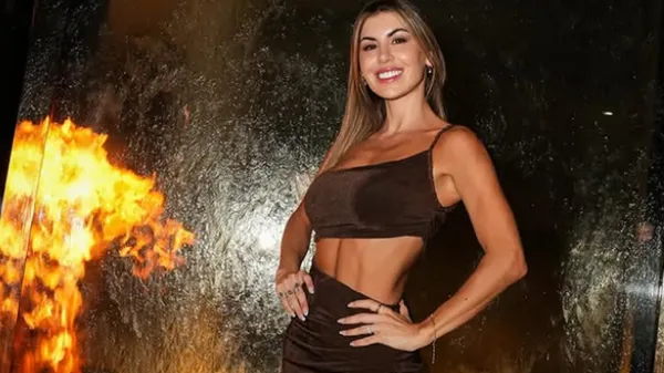 Спекотна обраниця чемпіона світу з футболу показала розкішні форми у басейні – палкі фото в бікіні