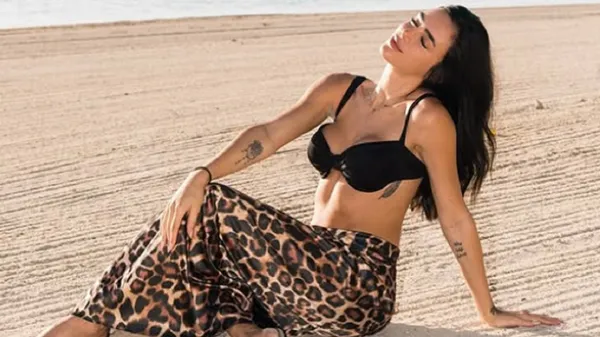 Блискуча партнерка Неймара піднімає на вуха інтернет розкішними формами у гламурному образі – фото