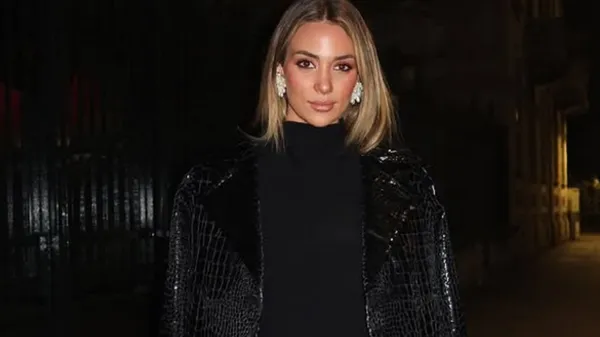 Спокуслива колишня муза капітана збірної Іспанії блищить у купальнику в басейні – палкі фото