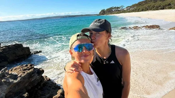 Пара футболісток у відвертих бікіні на райських канікулах – кайфують після любовного трикутника