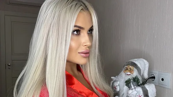 "Його подарунок": дівчина Велетня в шикарній білизні – вона привітала гравця собою...