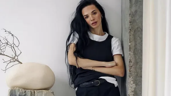 Струнка обраниця гравця Полісся у стильному вбранні зібрала захоплені погляди – грація зачаровує