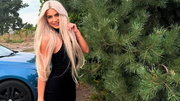 Зад на мільйон: любка гравця збірної виставила свій величезний "горіх" на показ у відвертому наряді