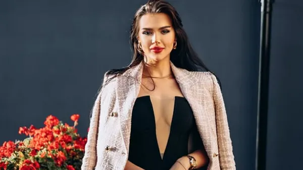 Сексапільна дівчина гравця Динамо грайливо посвітила апетитним бюстом – знову розпалює пристрасть