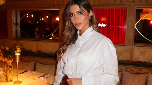 Елегантність і сміливість: довгі ноги пасії Яремчука у трендовій міні