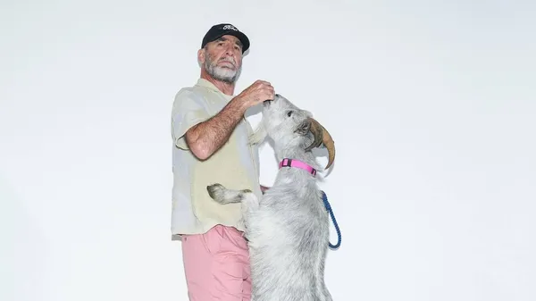 Кантона в объятиях роскошной жены встречает будущее – наслаждаются свободой в другой стране