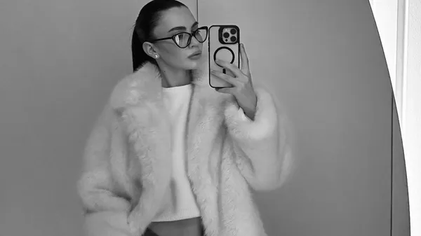 Блискуча наречена Супряги роздяглася до сексапільної білизни на публіці – пікантно засвітила бюст