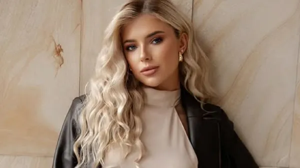 Зваблива кохана Бондаря роздала вогню у шкіряному міні та на підборах – божевільний вигляд