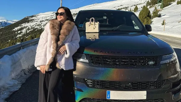 Дружина Луніна заворожує щасливою посмішкою – шикує з двома компаньйонами, серед яких справжній цар