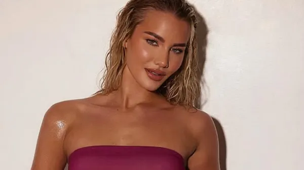 Симпатична екс-пасія зірки МЮ ризикує сміливим образом з екстремальним декольте: захоплює мережу