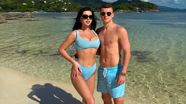 Відпочинок із присмаком щастя: дружина Кочергіна із сином насолоджуються узбережжям Греції